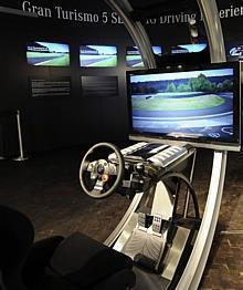 Fans können zu wahren Rennfahrern werden: Dies ermöglicht das Mercedes-Benz Museum weltexklusiv mit zwei Sony PlayStation®3 Fahrsimulatoren und einer Demoversion des neuen Spiels Gran Turismo®5, das erst im Laufe des Jahres 2010 auf den Markt kommt.